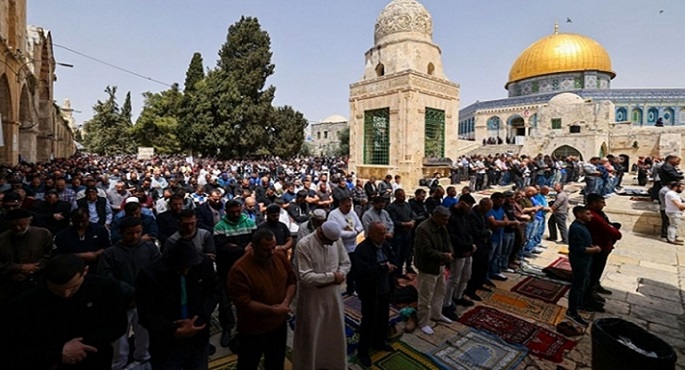 5 آلاف فلسطيني فقط يتمكنون من صلاة الجمعة بالأقصى .. والاحتلال يعتدي على المصلين بوادي الجوز