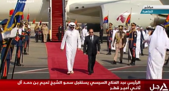بالفيديو.. الرئيس السيسي يستقبل أمير قطر بمطار القاهرة
