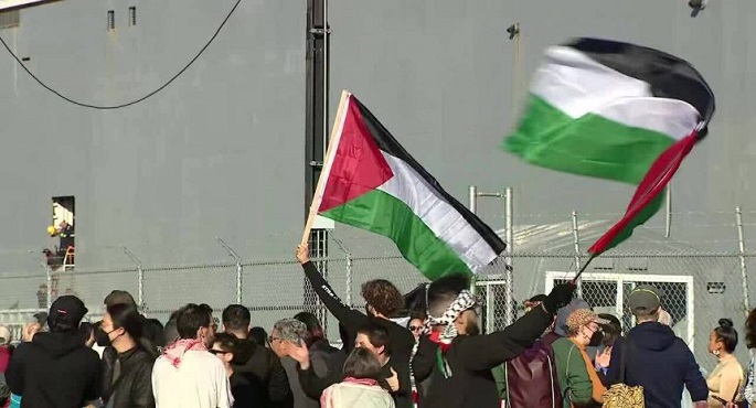 متظاهرون مؤيدون للفلسطينيين يعترضون سفينة أمريكية