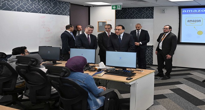 مدبولي يزور مركز “أمازون” لخدمة العملاء.. والشركة العالمية توفر أكثر من 1600 فرصة عمل