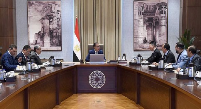 بالصور.. رئيس الوزراء يلتقي رئيس شركة “لونجي” الصينية الرائدة في تكنولوجيا الطاقة الشمسية