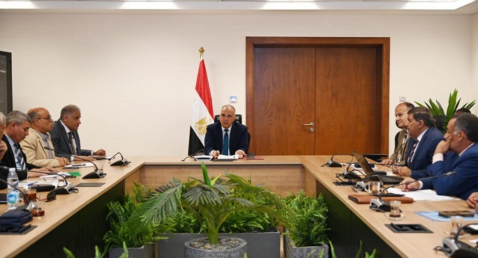 وزير الري يتابع الاستعدادات الحالية لفترة موسم الزراعات الشتوية والموقف المائى بالمحافظات