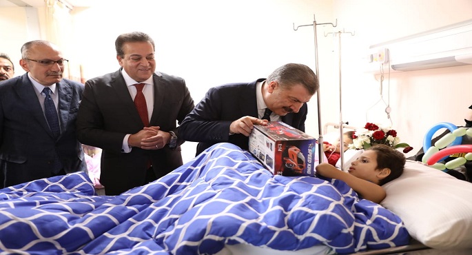 بالصور.. وزير الصحة ونظيره التركي يتفقدان الخدمات الطبية المقدمة للجرحى والأطفال الفلسطينيين الذين يتلقون العلاج بالمستشفيات المصرية
