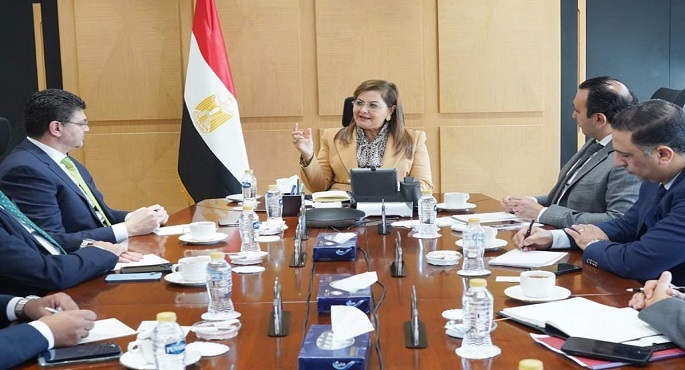 وزيرة التخطيط والتنمية الاقتصادية تلتقي بالفريق التنفيذي لبنك ستاندرد تشارترد لدعم سبل التعاون