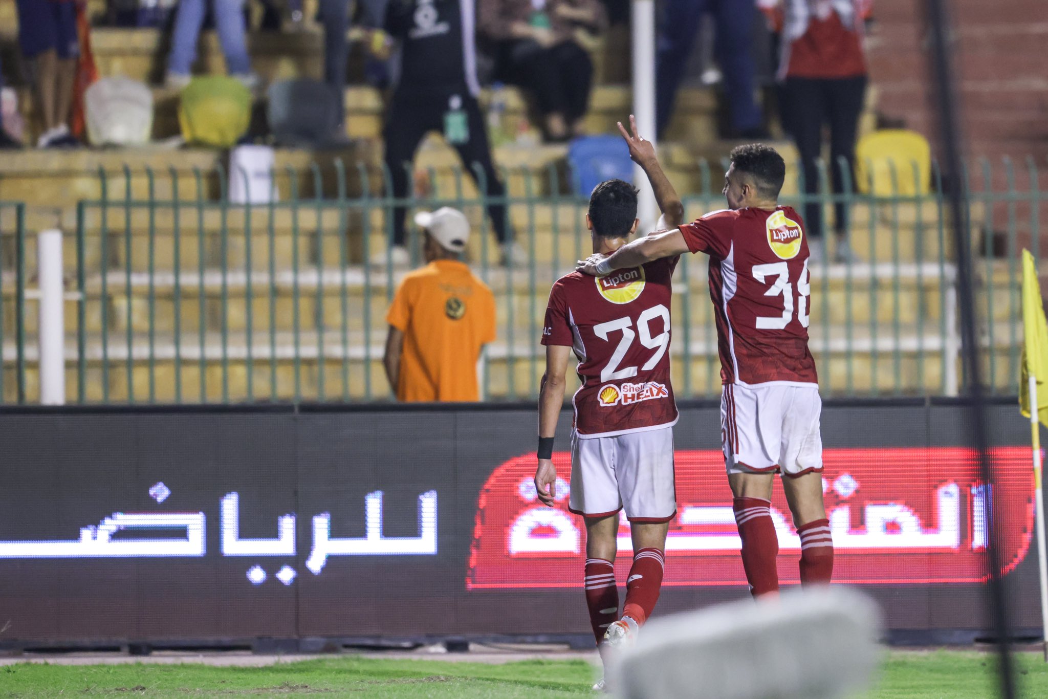 الأهلي يتفوق على المقاولون العرب بثنائية هاني وطاهر