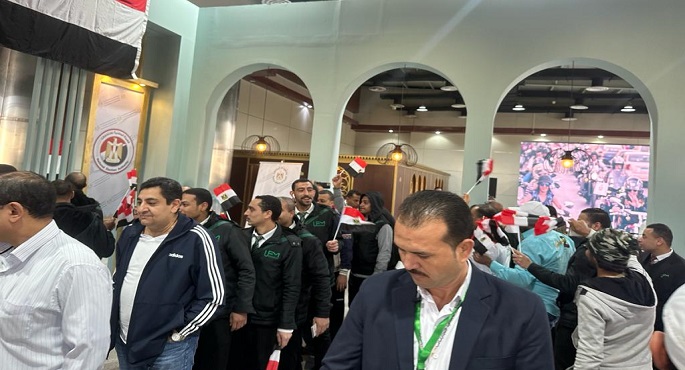 بالصور .. إقبال كثيف من المصريين بالخارج على التصويت في الانتخابات الرئاسية وسط أجواء احتفالية