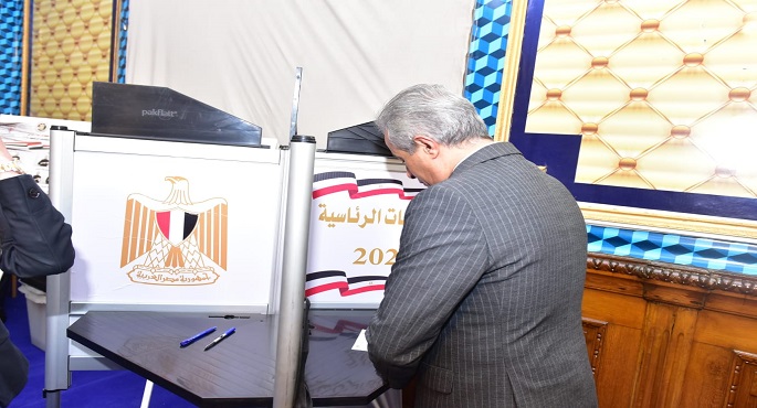 بالصور.. وزير العمل يدلي بصوته في الانتخابات الرئاسية بمدرسة الشهيد مصطفى يسري أبو عميرة بمصر الجديدة