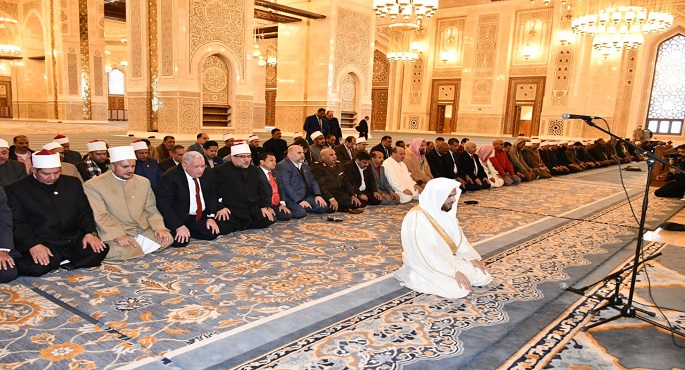 بالصور.. إمام الحرم النبوي يؤم المصلين في صلاة الظهر بمسجد مصر بالعاصمة الإدارية