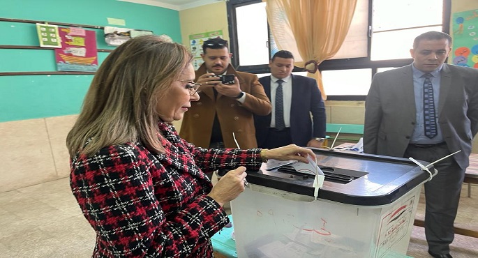بالصور.. وزيرة الثقافة عقب التصويت بالانتخابات: المشاركة في التصويت واجب وطني وحق على الجميع