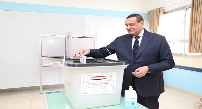 بالصور .. وزير التنمية المحلية يدلي بصوته ويؤكد متابعة سير العملية الانتخابية على مدار الساعة