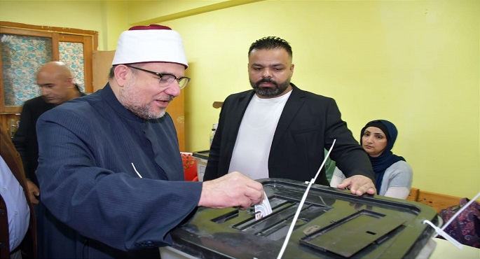 بالصور.. وزير الأوقاف يدلي بصوته في الانتخابات الرئاسية.. ويؤكد: المشاركة واجب وطني وديني