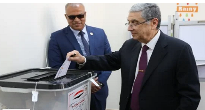 وزير الكهرباء يدلي بصوته في الانتخابات الرئاسية 2024