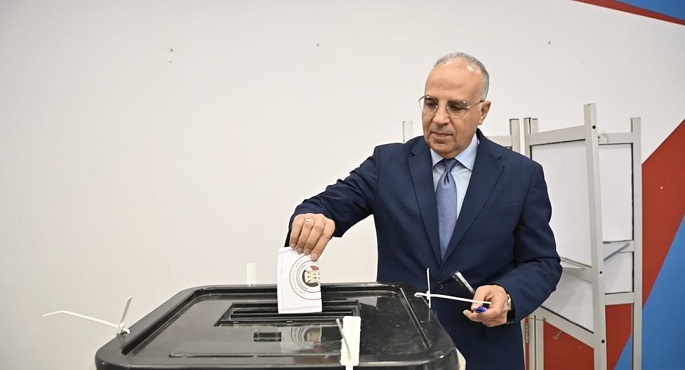 بالصور.. وزير الري يدلي بصوته في الانتخابات الرئاسية فور عودته من الإمارات