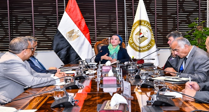 وزيرة البيئة تعقد اجتماعا مع ممثلى “البترول والكهرباء” لتشجيع الاستثمارات بمجال تحويل المخلفات إلى طاقة