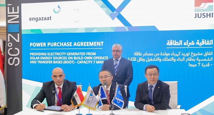 بالصور..على هامش(COP28).. رئيس اقتصادية قناة السويس يوقع اتفاقية تعاون لإقامة مجمع صناعي لتكنولوجيا الطاقة الخضراء