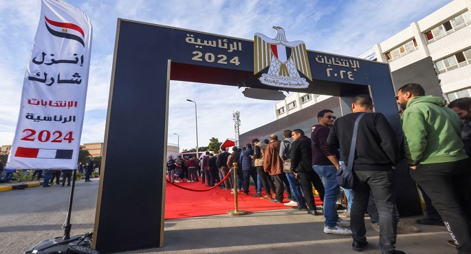 بالفرحة والأعلام يشارك المواطنون في عملية الاقتراع بالانتخابات الرئاسية بمدينة طنطا بمحافظة الغربية