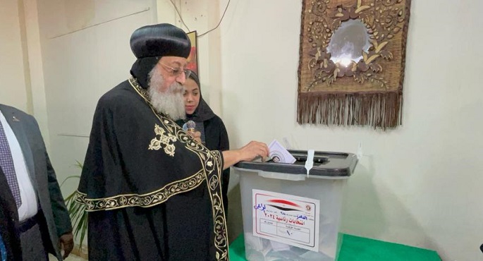 بالصور .. البابا تواضروس يدلي بصوته ويدعو المصريين للمشاركة