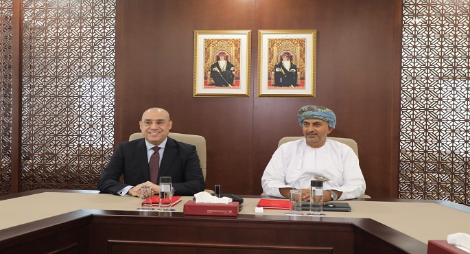 بالصور .. وزير الإسكان يلتقى رئيس الهيئة العامة للمناطق الاقتصادية والمناطق الحرة العماني لبحث سبل التعاون المشترك