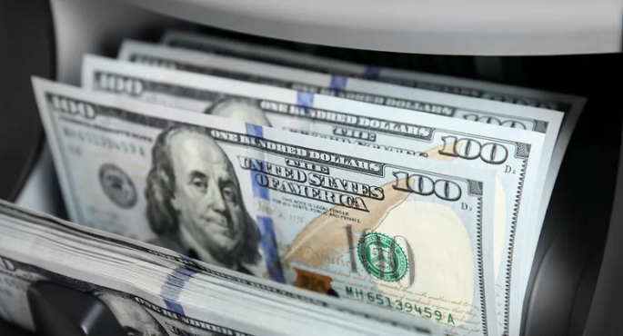 الدولار يرتفع وسط تراجع آمال الخفض المبكر لأسعار الفائدة