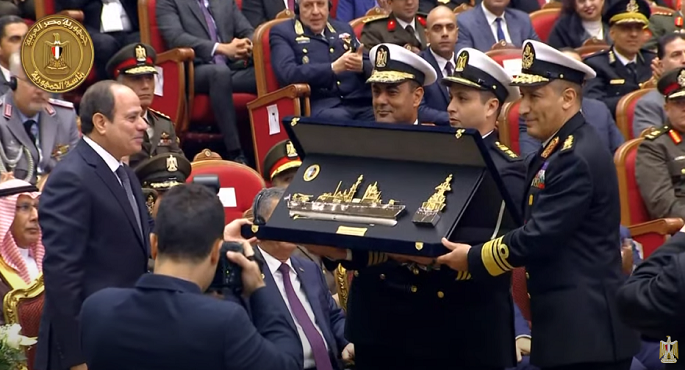الرئيس السيسي يتسلم درع الفرقاطة المصرية “الجبار” خلال افتتاح معرض “إيديكس 2023”