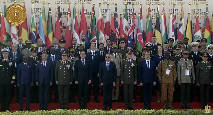 الرئيس السيسي يتوسط صورة تذكارية مع المشاركين في معرض “إيديكس 2023”