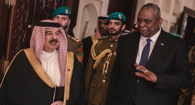 العاهل البحريني ووزير الدفاع الأمريكي يبحثان أهمية وقف إطلاق النار وإيصال المساعدات الإنسانية لغزة