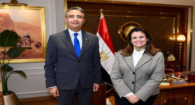 وزيرة الهجرة تبحث استفادة المصريين بالخارج من الخدمات البريدية المتنوعة