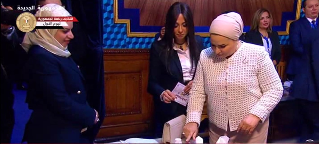 قرينة المرشح الرئاسي عبد الفتاح السيسي تدلي بصوتها فى الانتخابات الرئاسية