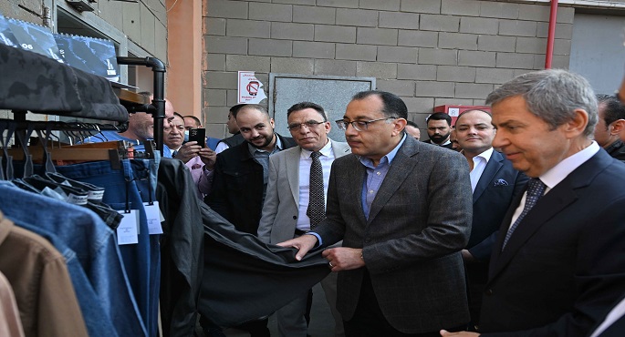 بالصور ..رئيس الوزراء يتفقد مصنع “الشركة الرباعية فورتكس للنسجيات” بمدينة السادات
