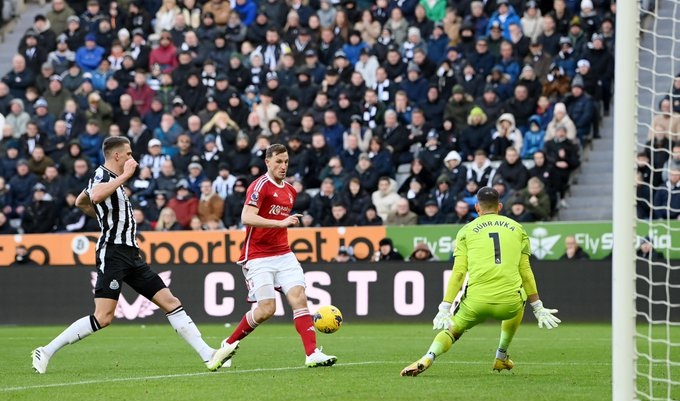 فوز نوتينجهام فورست على نيوكاسل يونايتد 3-1 بالدوري الإنجليزي الممتاز لكرة القدم