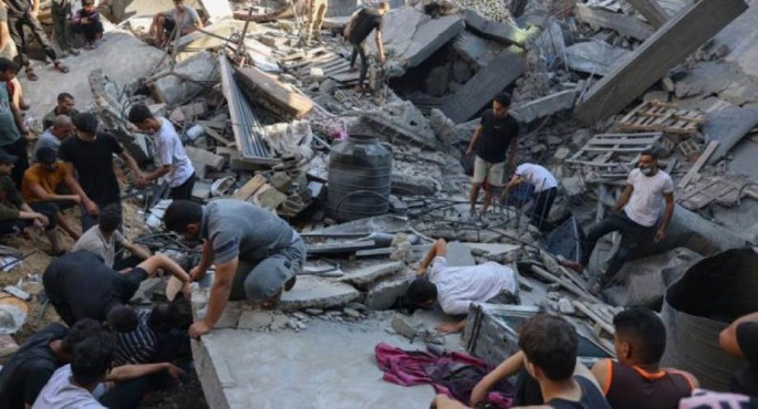 استشهاد 18 فلسطينيًا في قصف إسرائيلي أمام مستشفى “الأمل” في خان يونس