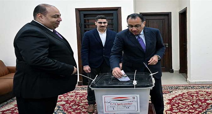 بالفيديو .. رئيس الوزراء يدلي بصوته في الانتخابات الرئاسية ويدعو المواطنين لممارسة حقهم الانتخابي بصورة إيجابية
