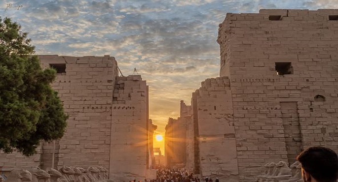 بالصور ..معابد الكرنك تشهد ظاهرة تعامد الشمس على المحور الرئيسي لمعبد أمون رع… وتوافد الزوار لرصد الظاهرة الفريدة