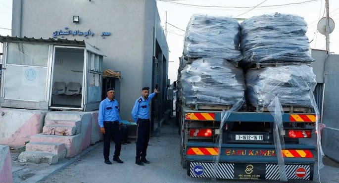 دخول مساعدات إلى غزة عبر معبر كرم أبو سالم للمرة الأولى ..ودخول 40 شاحنة عبر معبر رفح