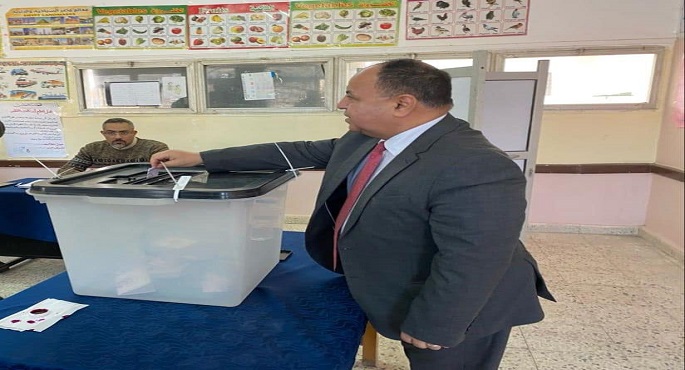 بالصور .. وزير المالية عقب الإدلاء بصوته : المصريون يكتبون تاريخًا في الديموقراطية
