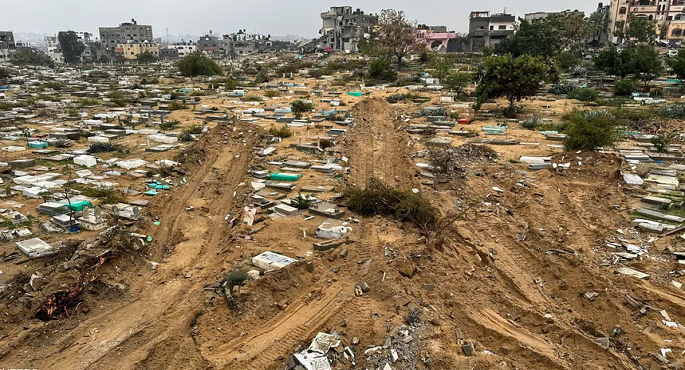 بالصور.. قوات إسرائيلية تدهس وتدمر عشرات القبور في غزة