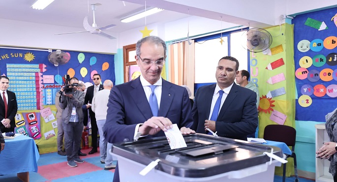 وزير الاتصالات يدلي بصوته في الانتخابات ويؤكد أهمية المشاركة الإيجابية بالاستحقاق الدستوري
