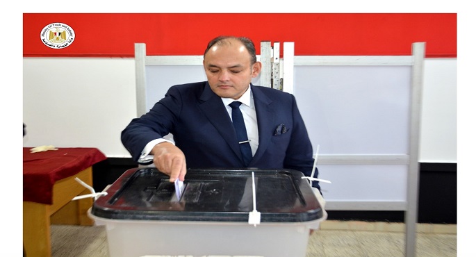 بالصور.. وزير التجارة والصناعة يدلي بصوته في الانتخابات الرئاسية