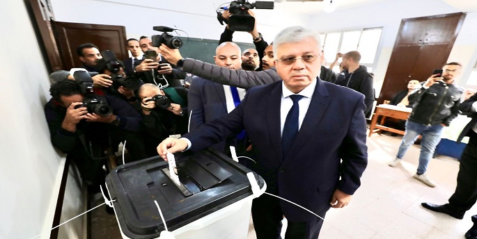 بالصور .. وزير التعليم العالي يُدلي بصوته في الانتخابات الرئاسية
