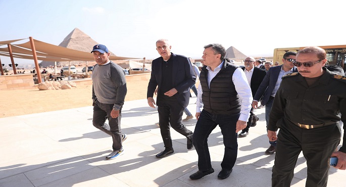 بالصور..وزير السياحة والآثار يتفقد مستجدات أعمال تطوير الخدمات بمنطقة أهرامات الجيزة