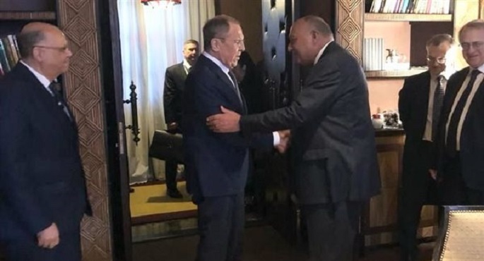 وزير الخارجية يلتقي نظيره الروسي على هامش مشاركته في المنتدى العربي الروسي