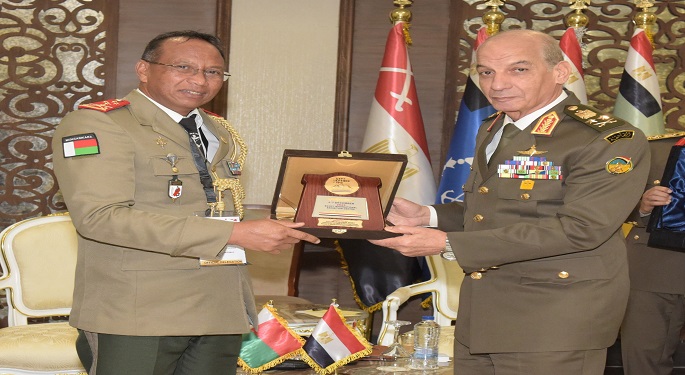 بالصور.. وزير الدفاع يلتقي عدداً من قادة الوفود العسكرية على هامش معرض EDEX – 2023