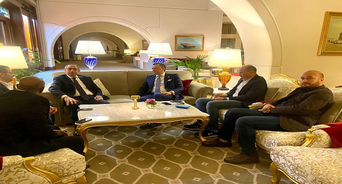 وزير السياحة يلتقي ممثلي عدد من الصحف ووكالات الأنباء العربية