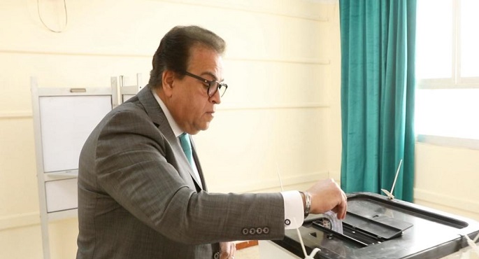 “أشعر بالعزة والفخر”.. وزير الصحة يدلي بصوته في الانتخابات الرئاسية