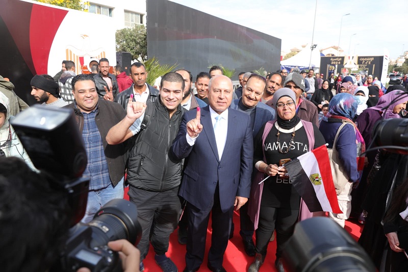 بالصور .. عقب إدلائه بصوته .. وزير النقل يدعو المصريين للمشاركة بكثافة في الانتخابات الرئاسية