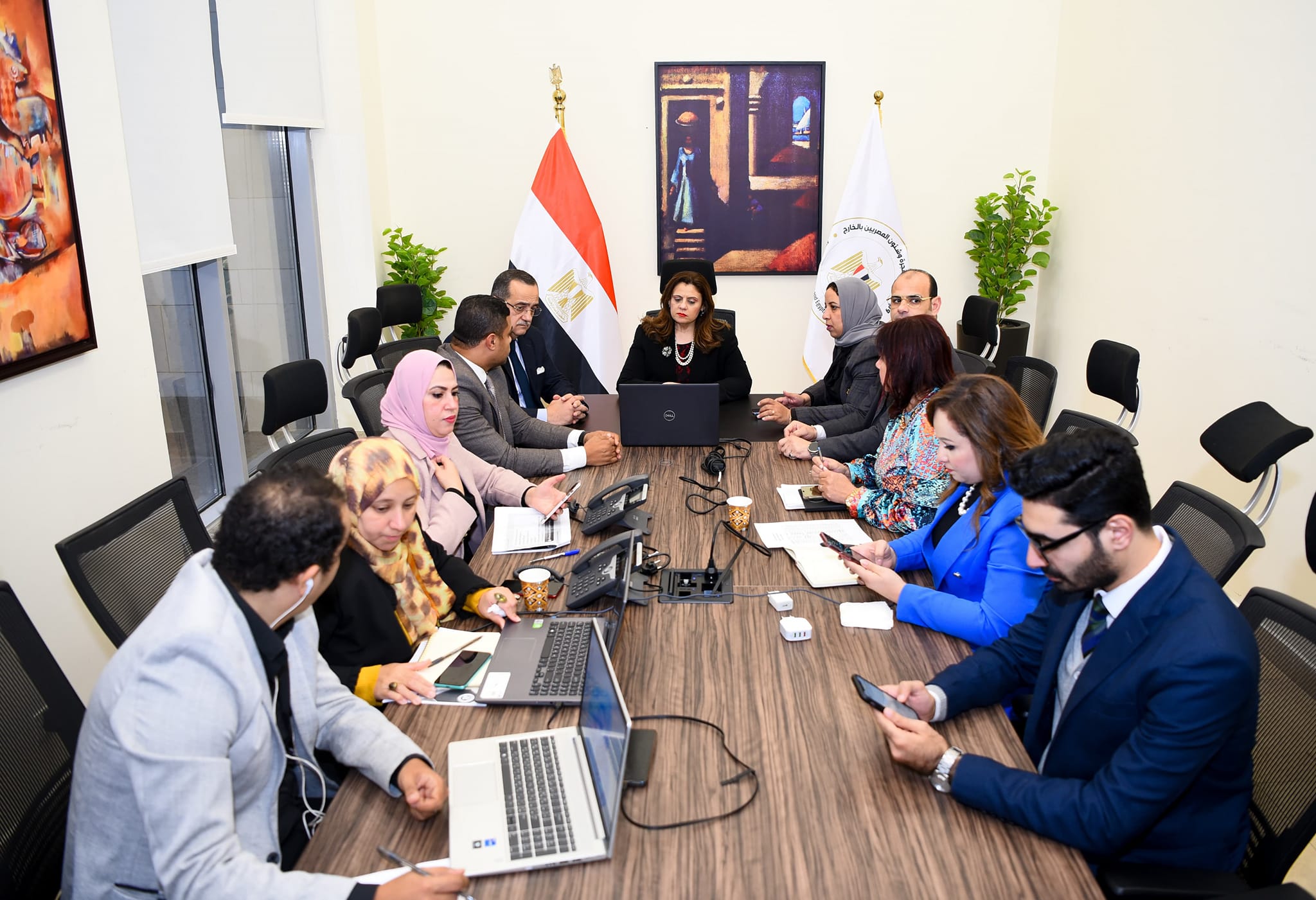 وزيرة الهجرة تتفقد غرفة عمليات الوزارة لمتابعة العملية الانتخابية حول العالم