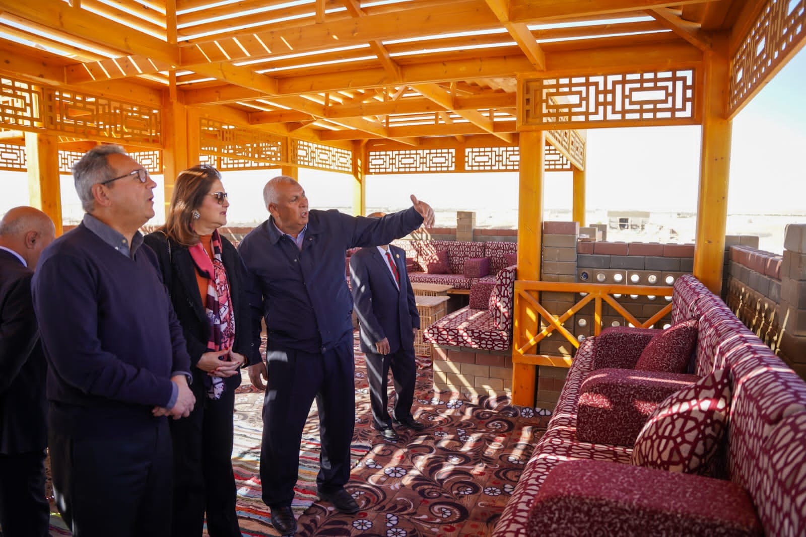 خلال زيارتها للوادي الجديد .. وزيرة التخطيط تتفقد مشروع المنزل الريفي صديق البيئة