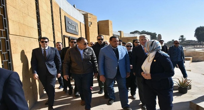 بالصور .. وزير التنمية المحلية ومحافظ الشرقية يتفقدان معرض أيادي مصر و مسار رحلة العائلة المقدسة