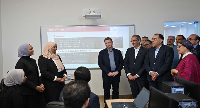 بالصور .. مدبولي يستمع لقصص نجاح مجموعة من شباب رواد الأعمال وخريجي البرامج التدريبية بمركز كريتيفا بأسوان