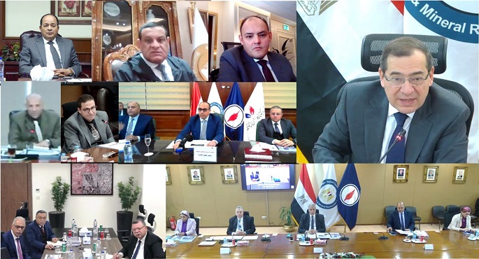بالصور.. الملا: التوسع في مجالات تموين الطائرات والسفن بالوقود لتعزيز الموارد الدولارية للدولة